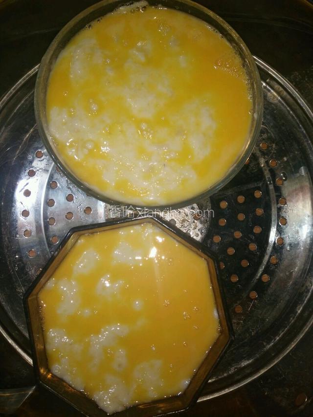 炉灶转小火，开盖用手沾凉水按压鱼糕表面，有回弹证明熟了，用干净抹布沾干表面水份，再将之前分离的蛋黄打散，用一片包菜叶子或烧烤刷沾蛋黄液刷鱼糕表面
