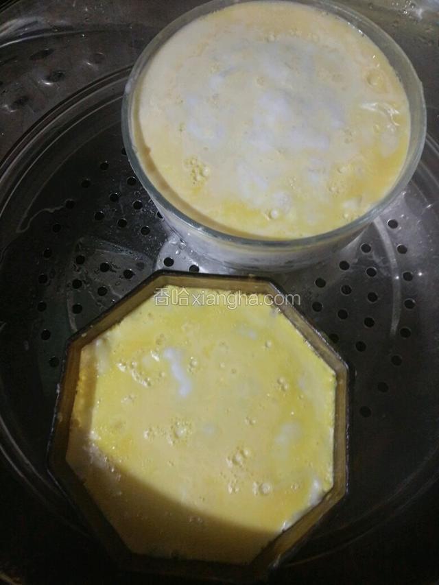 盖上锅盖保持小火五分锅，待表面蛋液凝固后，开盖再刷一次蛋黄液