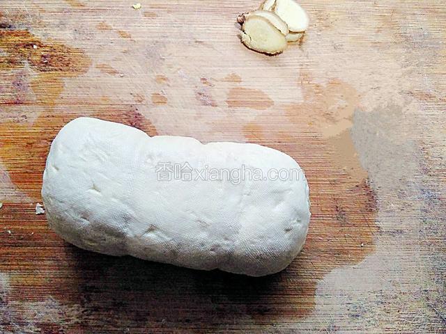 准备食材。素鸡，生姜。