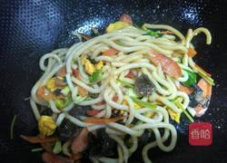 彩蔬炒乌冬面的做法图解8