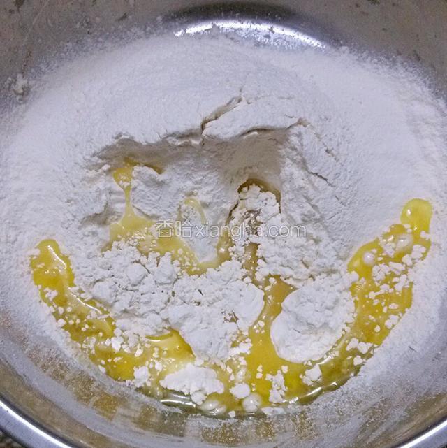 接着做油皮，把油和面粉加在一起