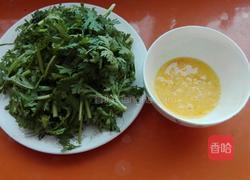 鸡蛋炒茼蒿的做法图解1