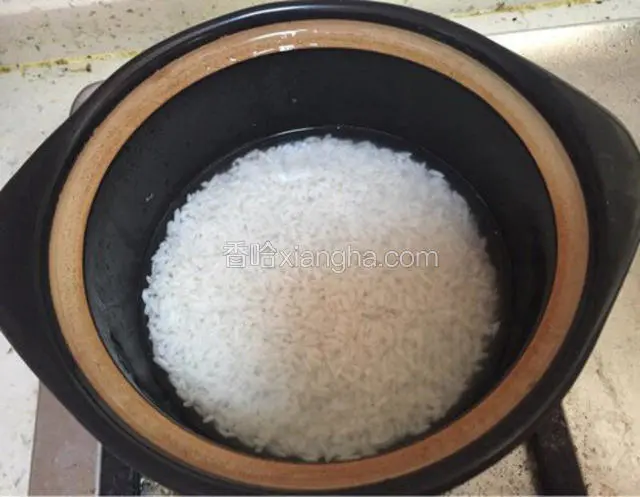 大米洗净，放入适量水，提前半小时泡着。