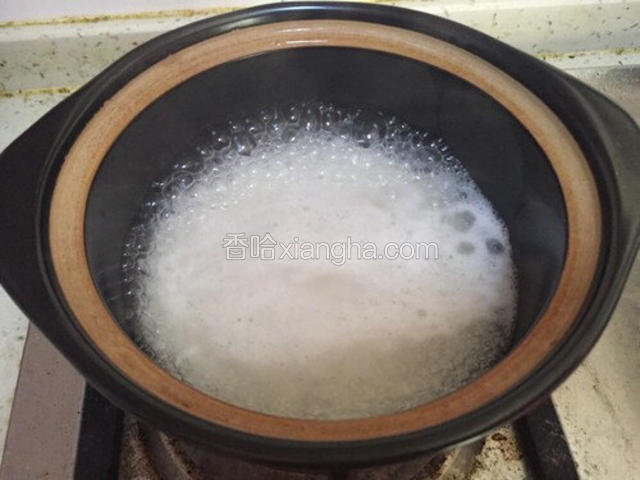 大米泡半小时后，开文火煮到没有水分。但别煮到像以前普通的煲仔饭一样蘸底有锅巴。因为今天做的是另外一种做法。