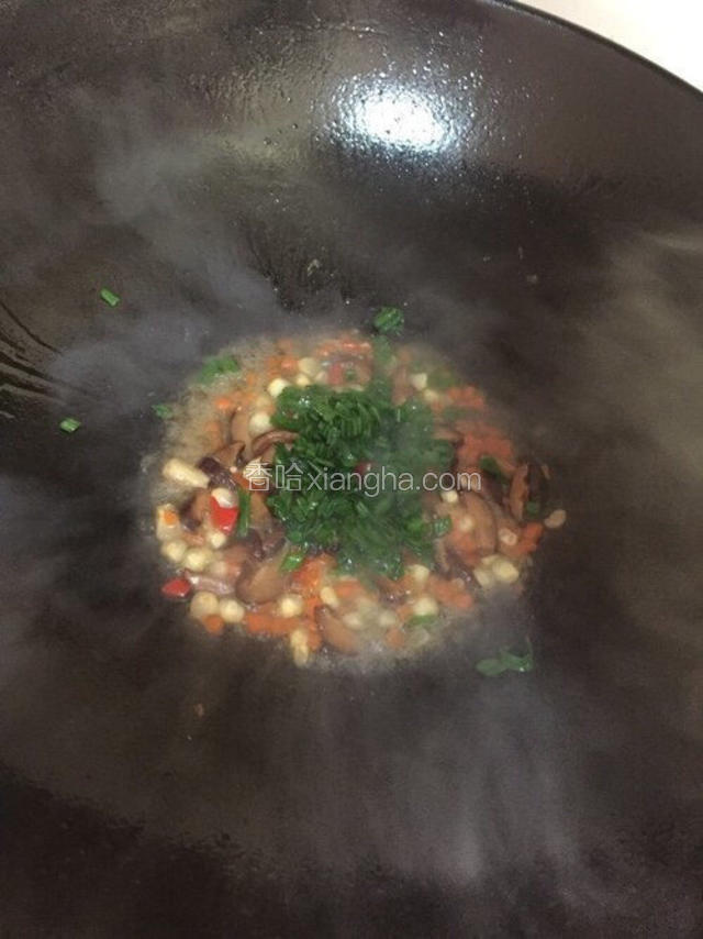 洒入葱花，盐，拌均匀，闷30秒。然后捞起来在碗里。