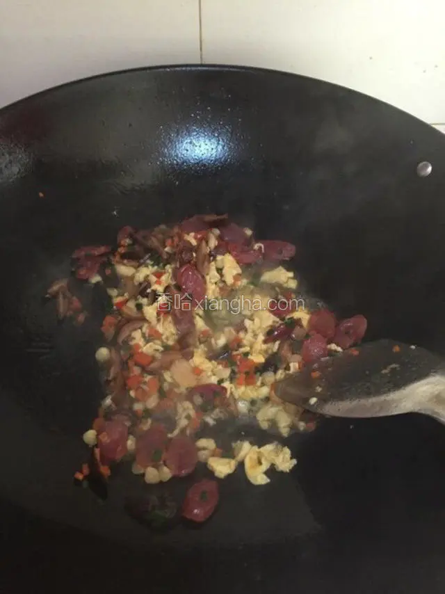 然后腊肠，碗里的玉米丁等。一起拌均匀。