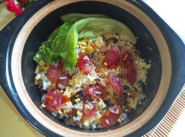 生菜焯开水后，点缀在煲仔饭的一盘。