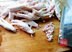 当归红枣枸杞鸡脚汤的做法图解1