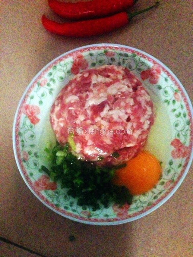 肉馅加入鸡蛋，盐，胡椒粉，葱花