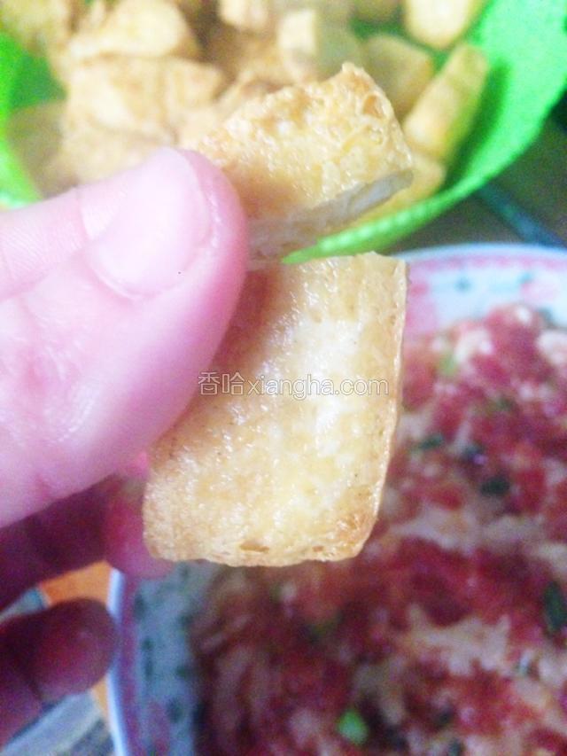 豆腐待凉后，取三分之一剪开一个口，注意不要剪断，剩下的三分之二塞满肉馅
