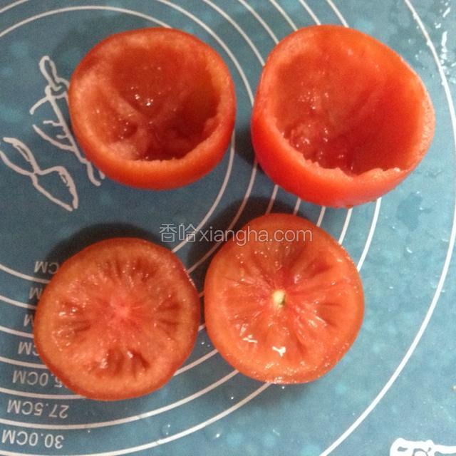 将里面的果肉用勺子小心地挖出。