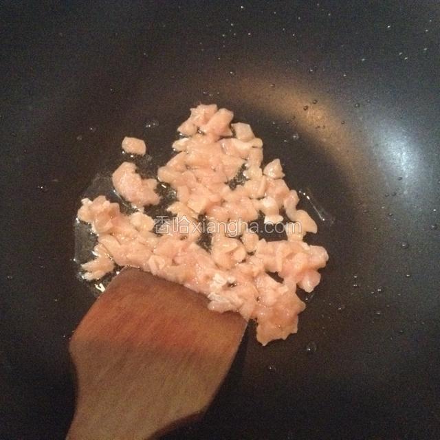 锅中放少许油，放入用生粉捏上劲的鸡脯肉煸炒。
