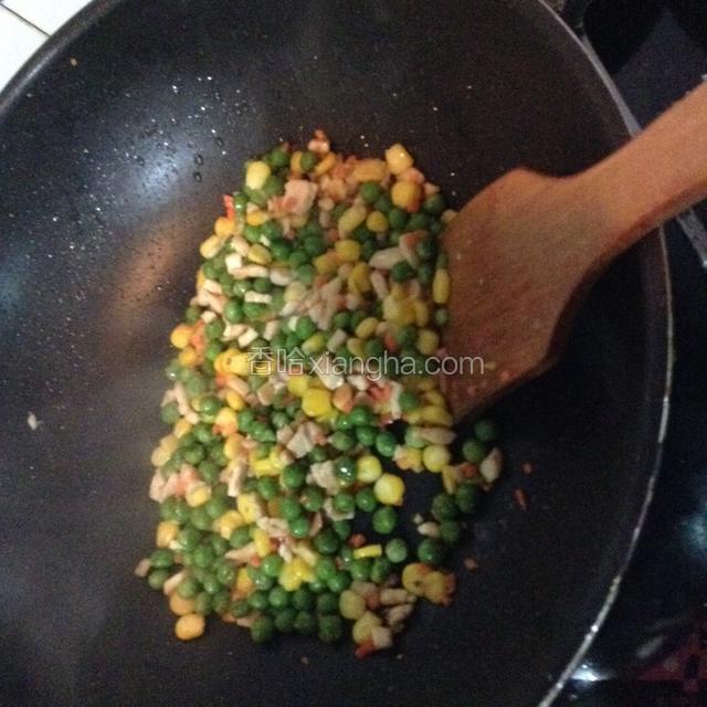 直至锅中材料断生，放入胡萝卜碎加少许盐拌匀出锅。