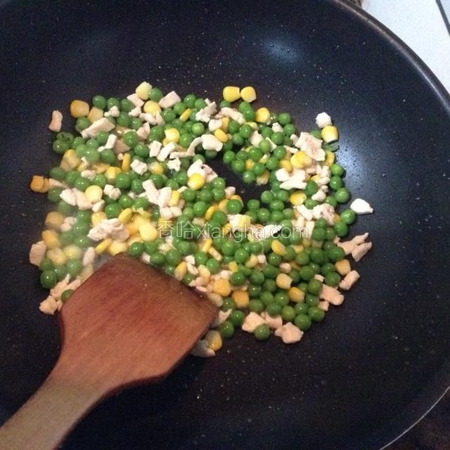 接着放入青豆玉米继续煸炒。