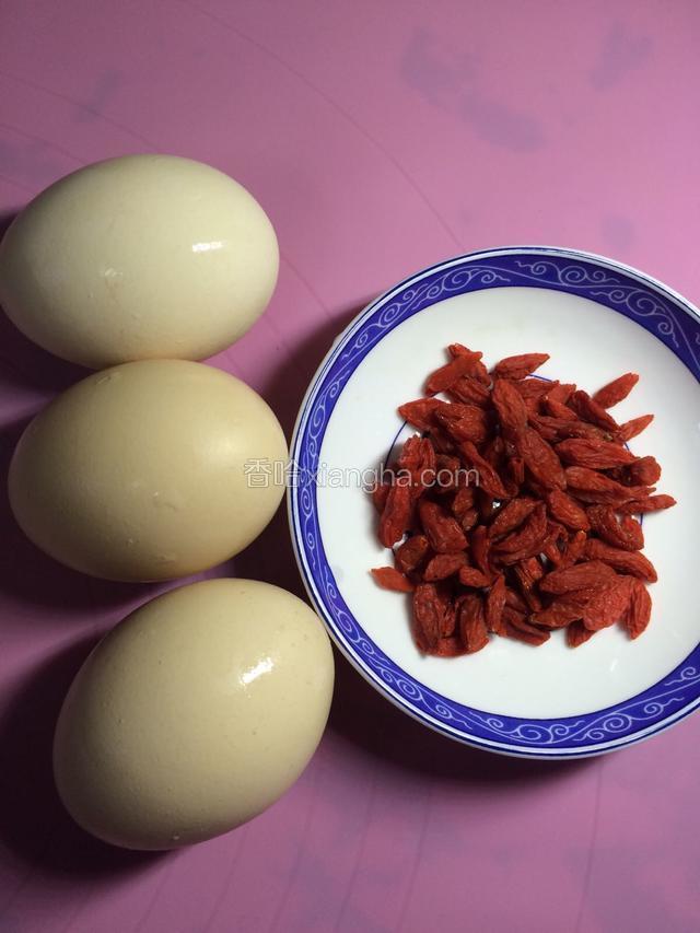 准备好食材，将鸡蛋洗净擦干水分