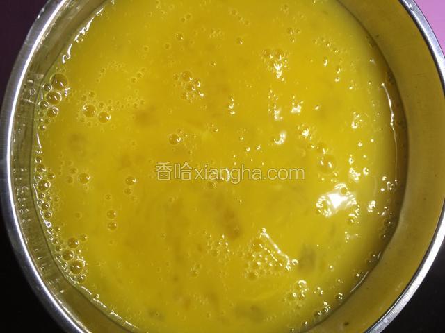 将鸡蛋和盐一起打散