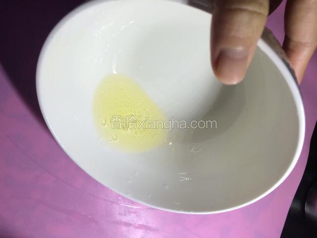 准备好蒸蛋的碗，在碗里倒入植物油，转动碗，让碗底和碗壁都粘上油，这样回头蒸蛋的碗好洗