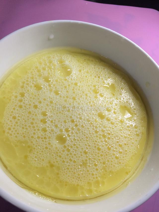 将打好的鸡蛋倒入准备好的碗中，加入蛋液1.5-2倍的80-90度的开水，水一定要是开过的水，水里就没有空气，蒸出来的蛋就没有气泡，像水豆腐一样漂亮。加水的量也不可以太少或太多，少了蛋就比较老，多了蛋就不成型，而且容易水蛋分离.