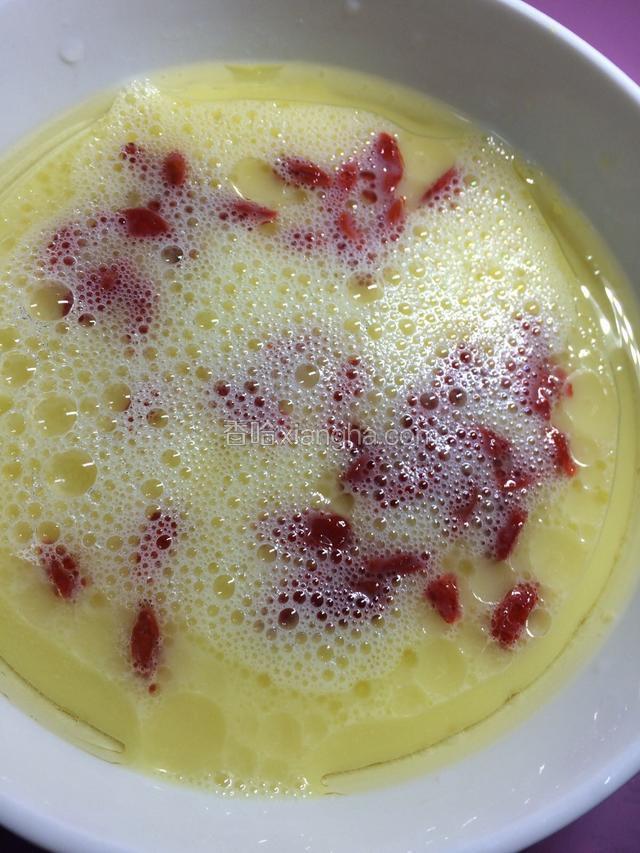 将枸杞轻轻放入调好的蛋液中