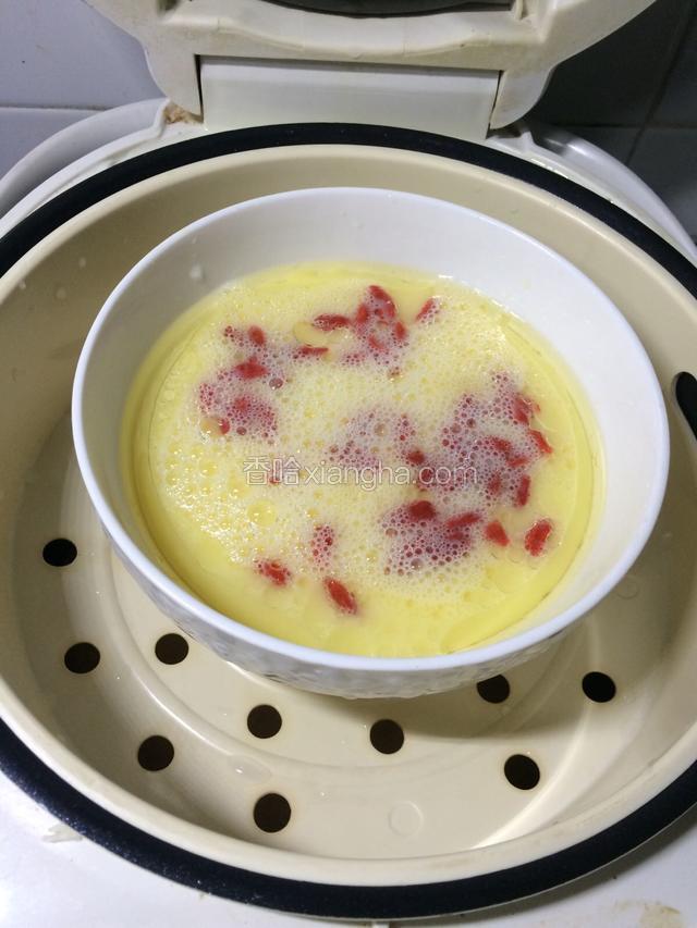 将碗放入电饭锅中蒸，饭煮好了蛋也好了！