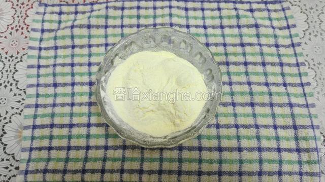 奶粉和淀粉混合晒入酸奶中