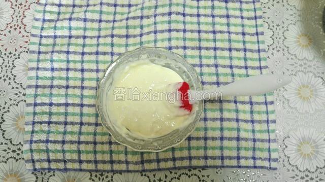 用橡皮刮刀以切拌的方式拌至无干粉状态