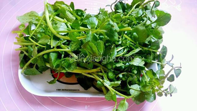西洋菜一小把切去根部老梗，洗净。