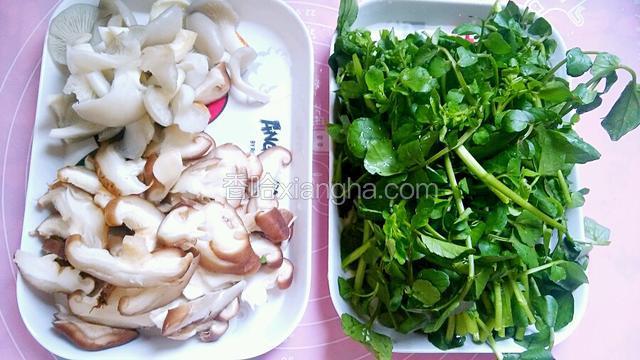 香菇切薄片，平菇撕小朵，西洋菜切成小段。