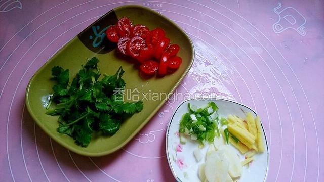 葱切花，姜切丝，蒜瓣切片。圣女果切片，香菜切碎。