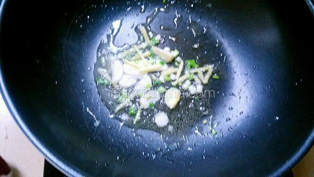炒锅烧热，倒入适量大豆油，油热放入葱姜蒜炒出香味。