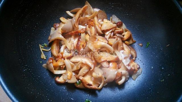 倒入香菇平菇，加入一勺生抽，少许十三香，大火炒出香菇的鲜味。(十三香少放点，也可不放)