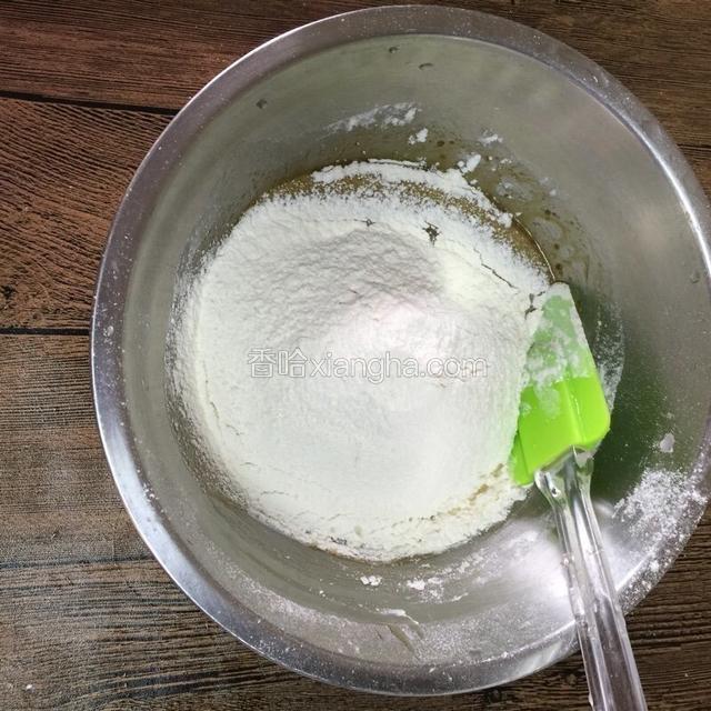 用刮刀拌均匀