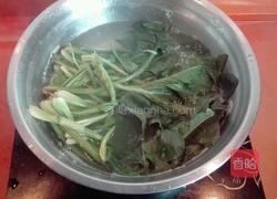 芝麻蚝油拌金针蘑菠菜的做法图解3