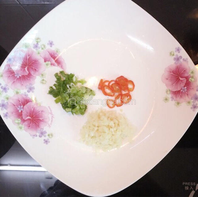 蒜瓣切碎.葱切葱花、红色椒切圈