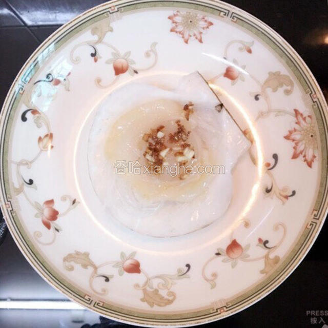 用小勺子舀一点调好的蒜末酱适量地放在贝肉上