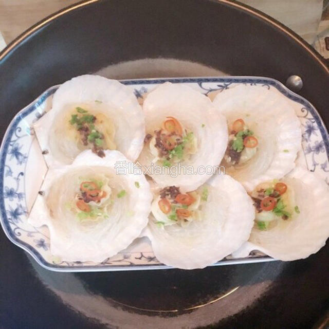 熄火、加入红椒丝及葱花