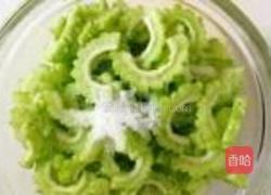 苦瓜炒肉的做法图解1