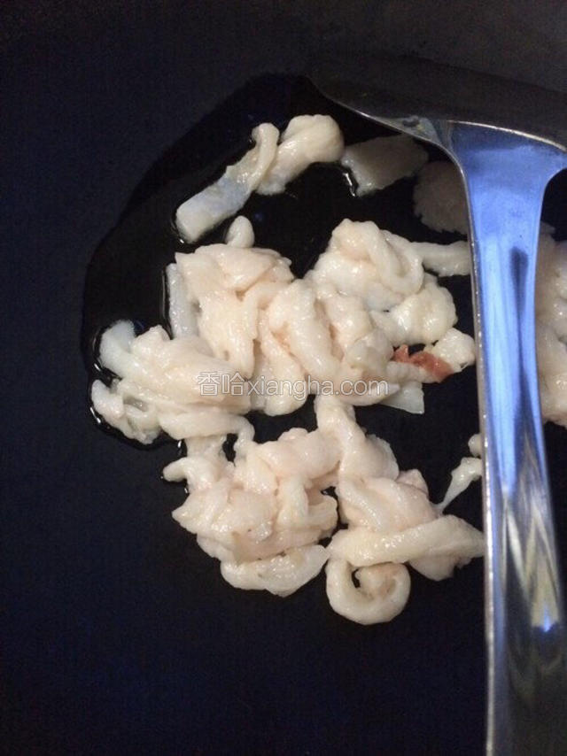 将锅中加入肥肉，小火翻炒
