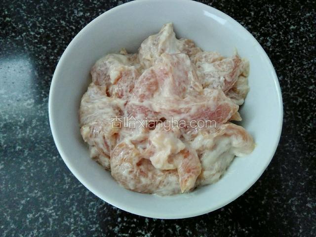 肉片里加入一勺食盐、半勺味精、一勺酱油、两勺淀粉、两勺面粉、一勺小苏打，抓均匀，使肉片均匀挂糊，腌制20-30分钟。