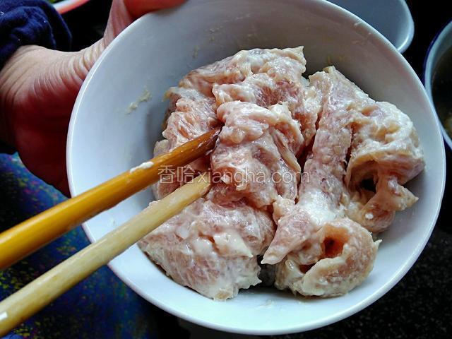 热锅的时间再将肉片抓均匀，均匀上糊。