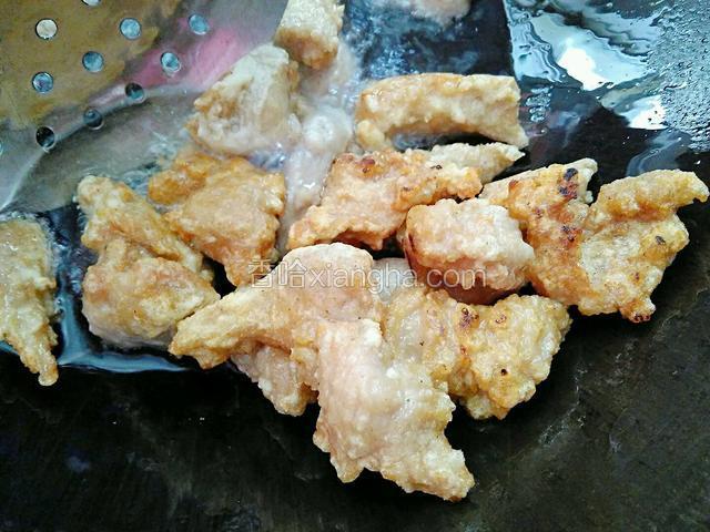 炸至肉片打卷，颜色呈现嫩黄色。