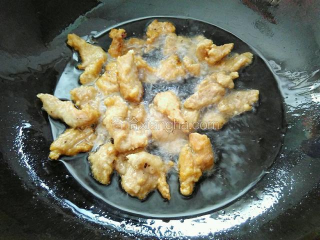 待之前的肉片变凉后，再起锅复炸一次。