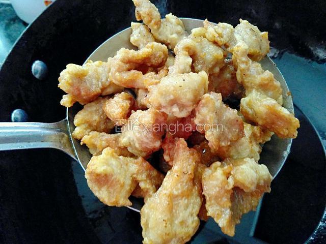捞出控油。