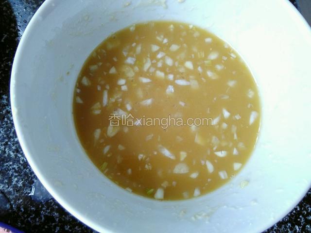 趁油炸荔枝肉晾凉的时间调制糖醋汁，调配比例：酱油、白糖、白米醋、清水，分别为1：2：3：4。这样调制出来口感比较好。酱汁里加两勺淀粉，适量的蒜末。这样保证荔枝肉可以均匀裹上酱汁，且比较香。