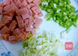 鸡蛋香肠青椒炒酱的做法图解1