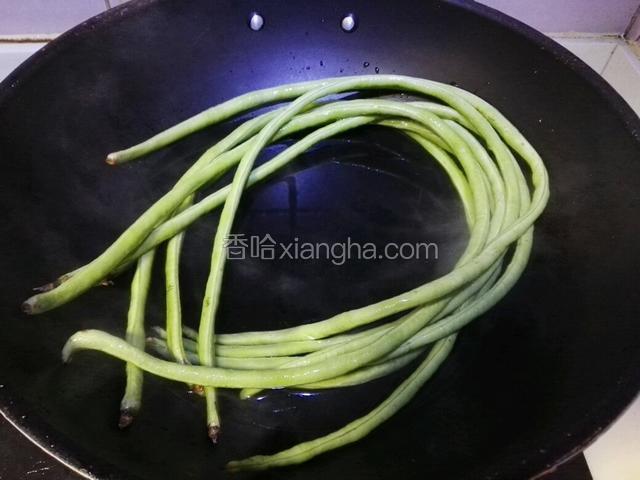 豆角洗干净，放入煮开的水中焯熟，断生即可捞起备用。