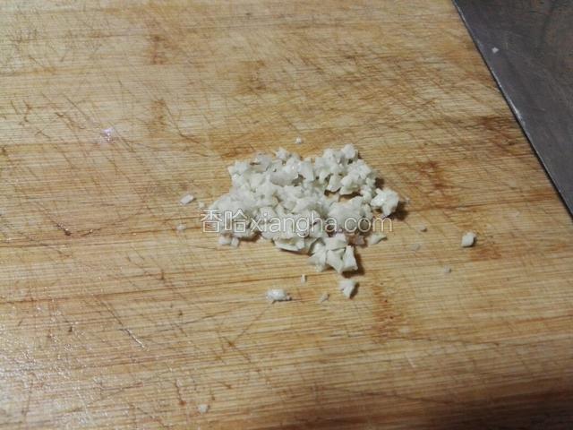 沙姜去皮切末备用。