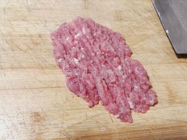 瘦肉切一小块，剁成肉末备用。