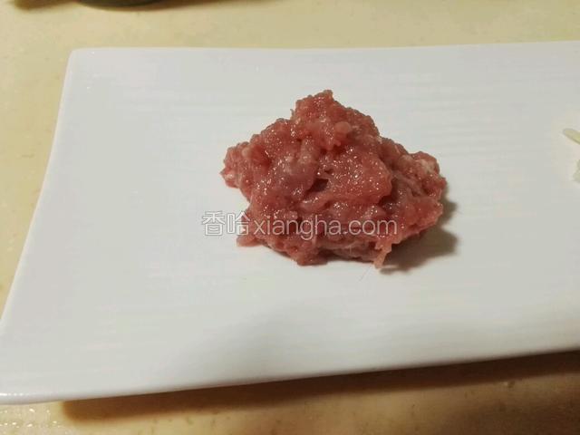 瘦肉加入少量芝麻油、生粉、盐，拌匀备用。