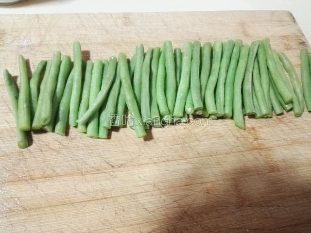 豆角去头尾，切成小段备用。
